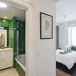 Baixa Chiado Luxury Bedrooms בית הארחה