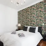 Baixa Chiado Luxury Bedrooms בית הארחה ליסבון