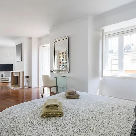 Baixa Chiado Luxury Bedrooms Гостевой дом